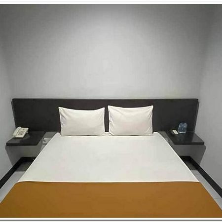 Losmen Family Syariah Bypass Juanda Mitra Reddoorz Brebek Экстерьер фото