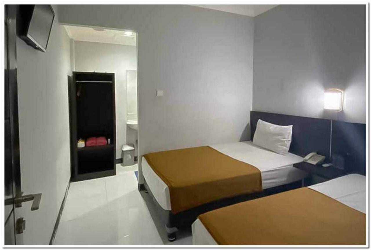 Losmen Family Syariah Bypass Juanda Mitra Reddoorz Brebek Экстерьер фото