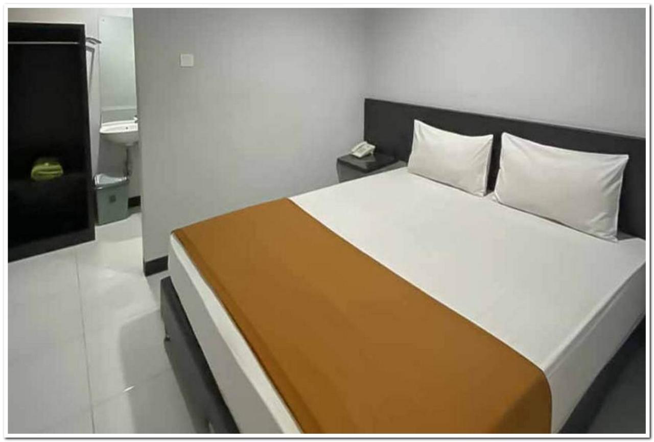 Losmen Family Syariah Bypass Juanda Mitra Reddoorz Brebek Экстерьер фото