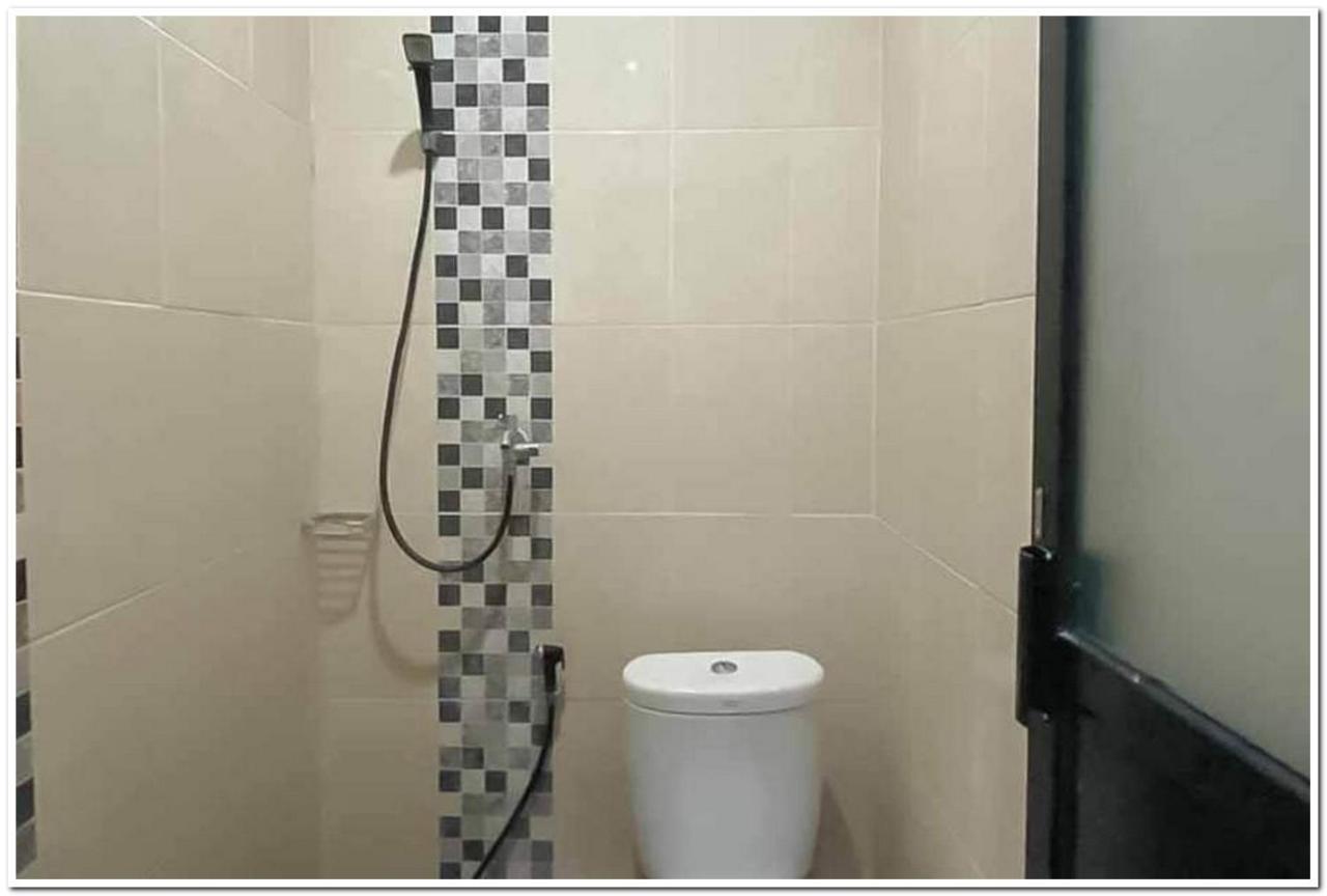 Losmen Family Syariah Bypass Juanda Mitra Reddoorz Brebek Экстерьер фото