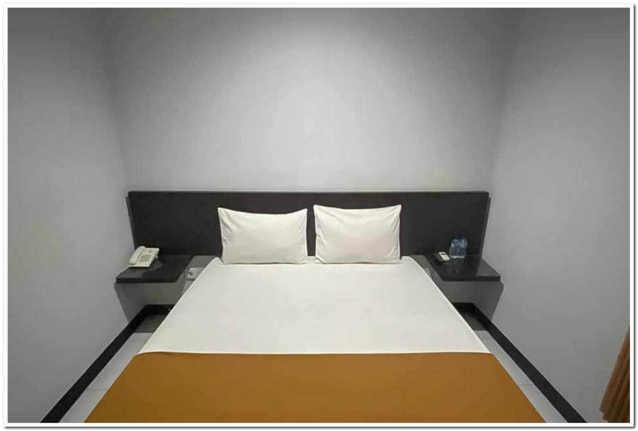 Losmen Family Syariah Bypass Juanda Mitra Reddoorz Brebek Экстерьер фото